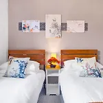 Chinese Suite - Sleeps/8 + Free Parking + Games + Netflix- Coffee Machine 家庭